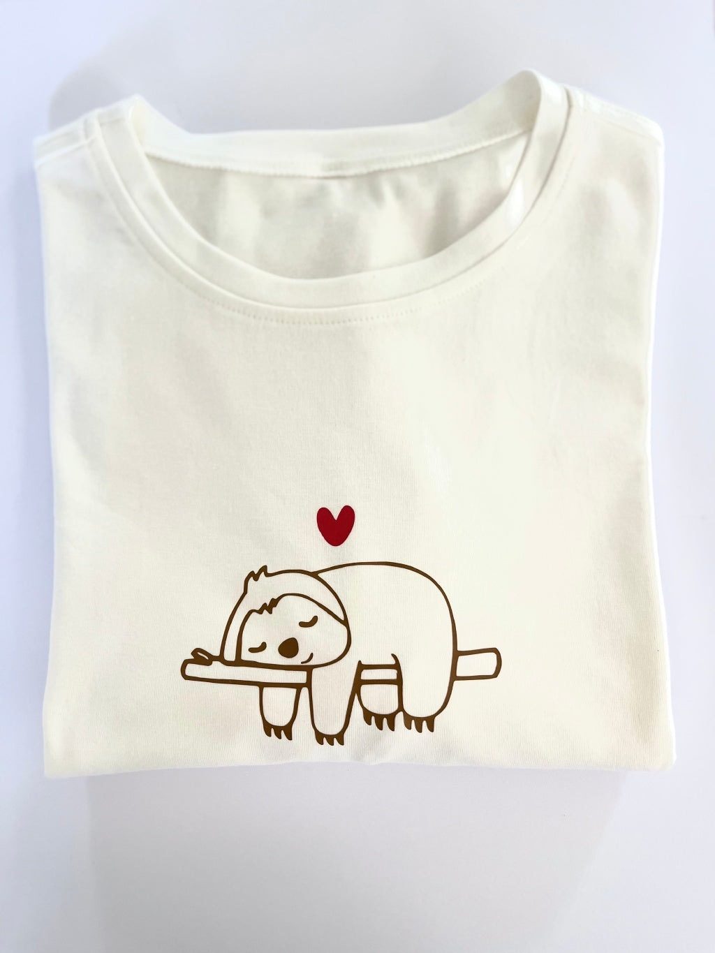 Big unisex t-shirt made of cotton (cute sloth with a hart)